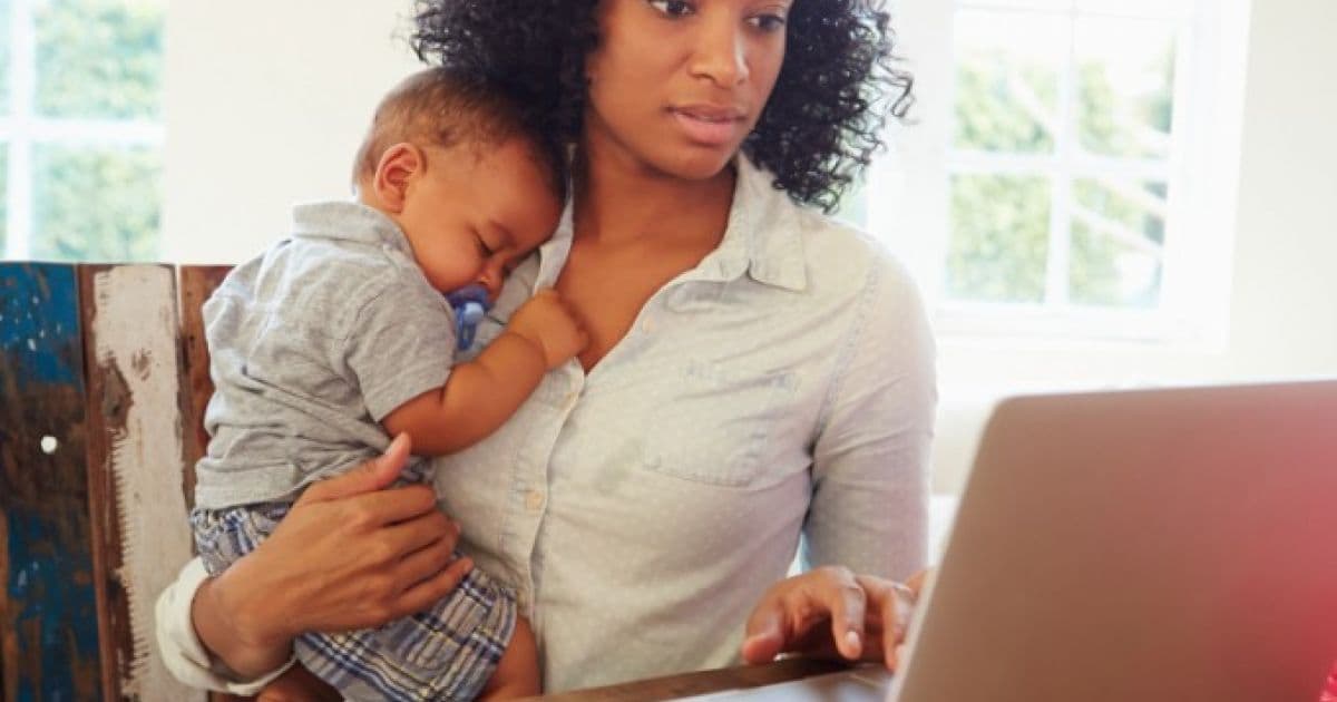 Menos da metade das negras com filhos pequenos consegue trabalhar, diz IBGE