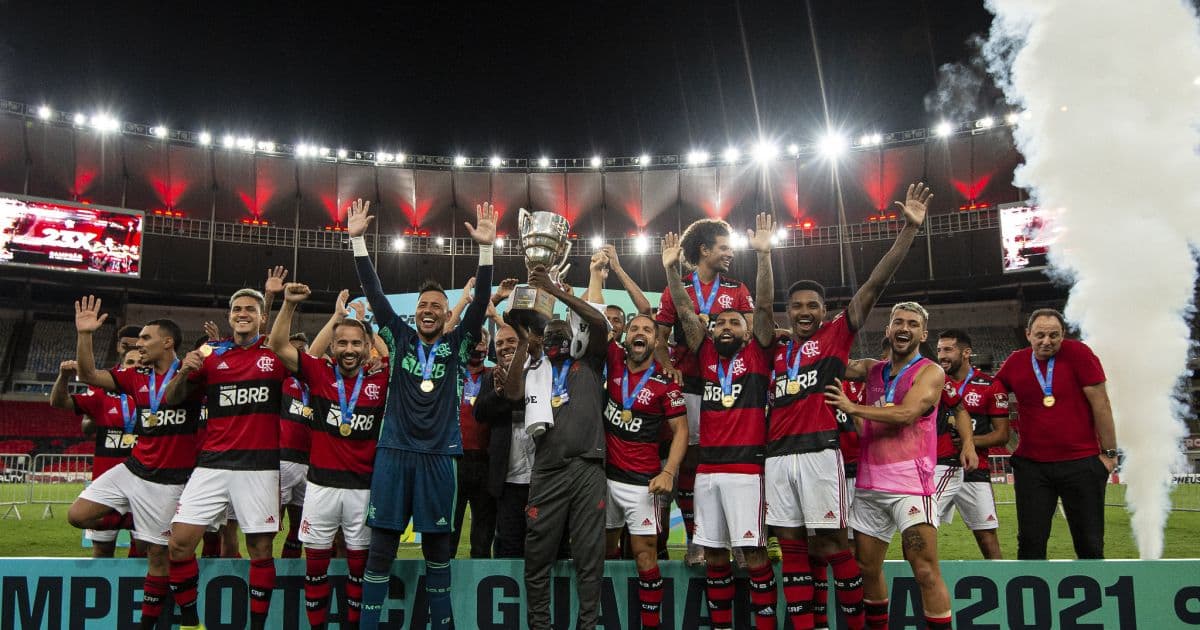 No Flamengo há 40 anos, massagista Denir levanta o troféu da Taça Guanabara