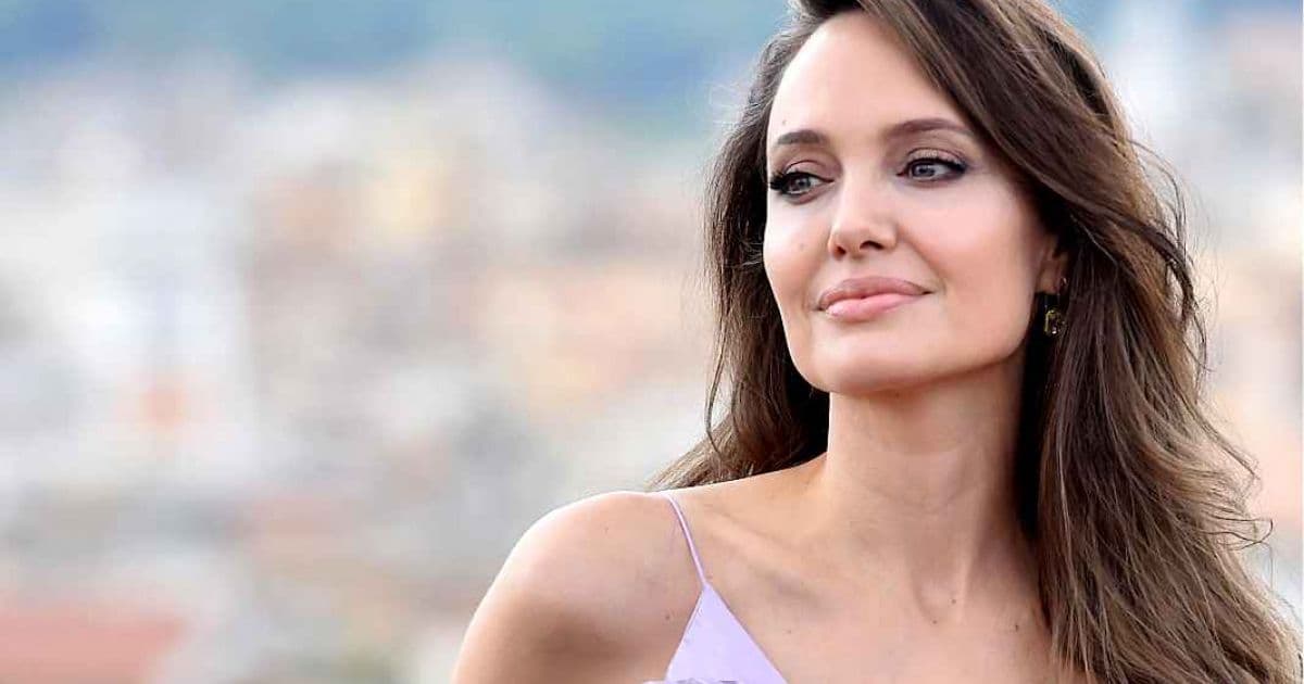 'Raramente acordo me achando boa o suficiente', afirma Angelina Jolie sobre fama