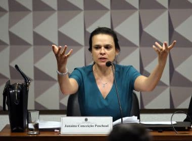 'Gases não podem parar um chefe de Estado', diz Janaina Paschoal a Bolsonaro