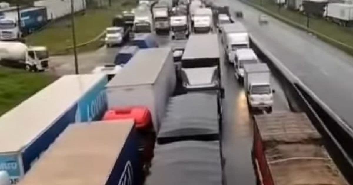 Bloqueios atrapalham economia, diz Bolsonaro ao pedir que caminhoneiros liberem vias