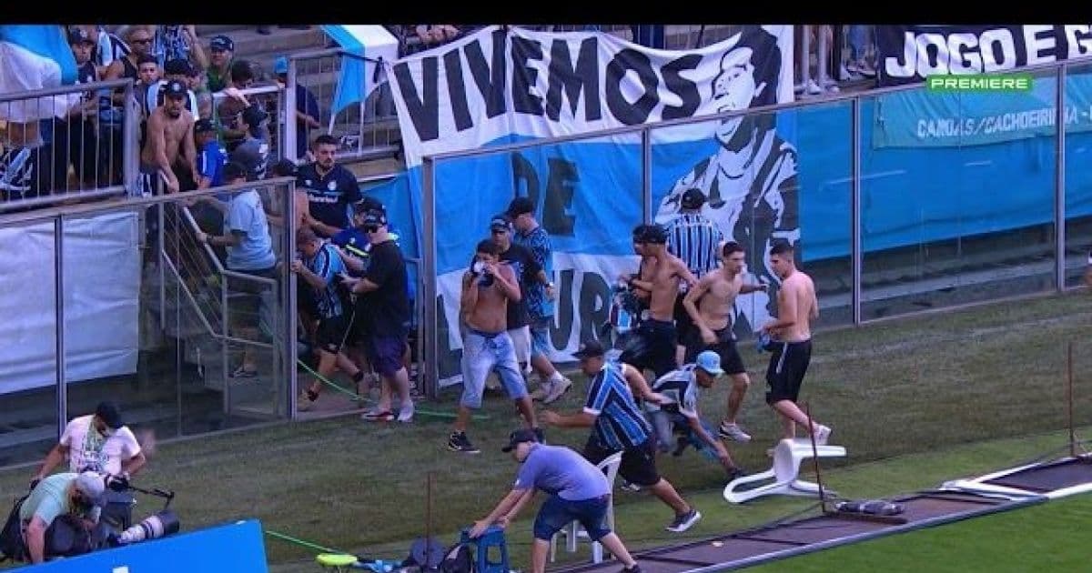 Torcedores do Grêmio invadem campo após derrota de virada para o Palmeiras