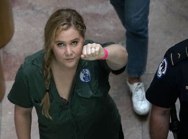 Amy Schumer e Emily Ratajkowski são presas em protesto nos EUA