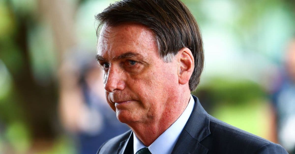 Bolsonaro insinua sem provas que vacinas de covid causam trombose e embolia