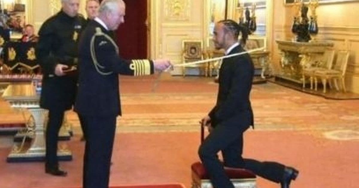 Hamilton recebe o título de Cavaleiro das mãos do príncipe Charles e vira Sir