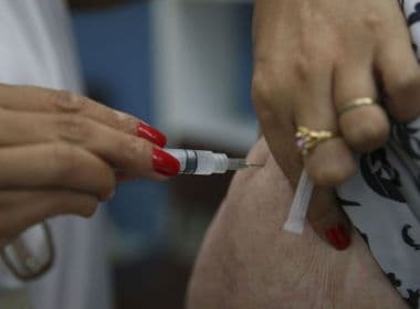 Governo discute exigir vacinação para gestantes e idosos terem programa social