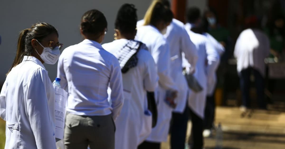 Entidades médicas criticam criação do programa Mais Médicos para o Brasil