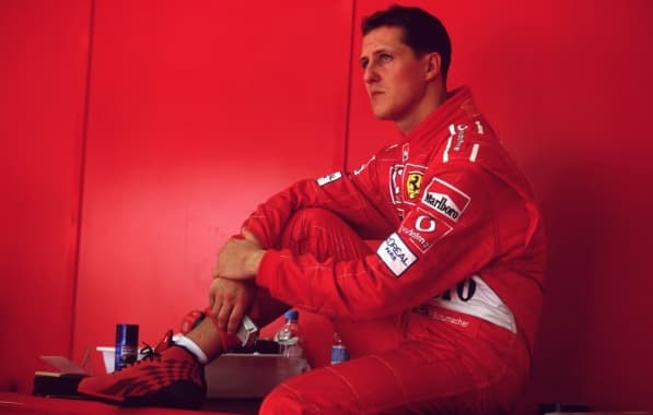 Vestido com o macacão da Ferreira, Michael Schumacher pensativo