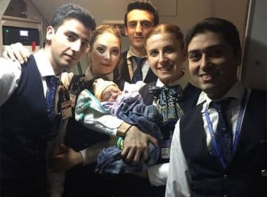 Bebê nasce durante voo para a Turquia, uma hora antes do pouso