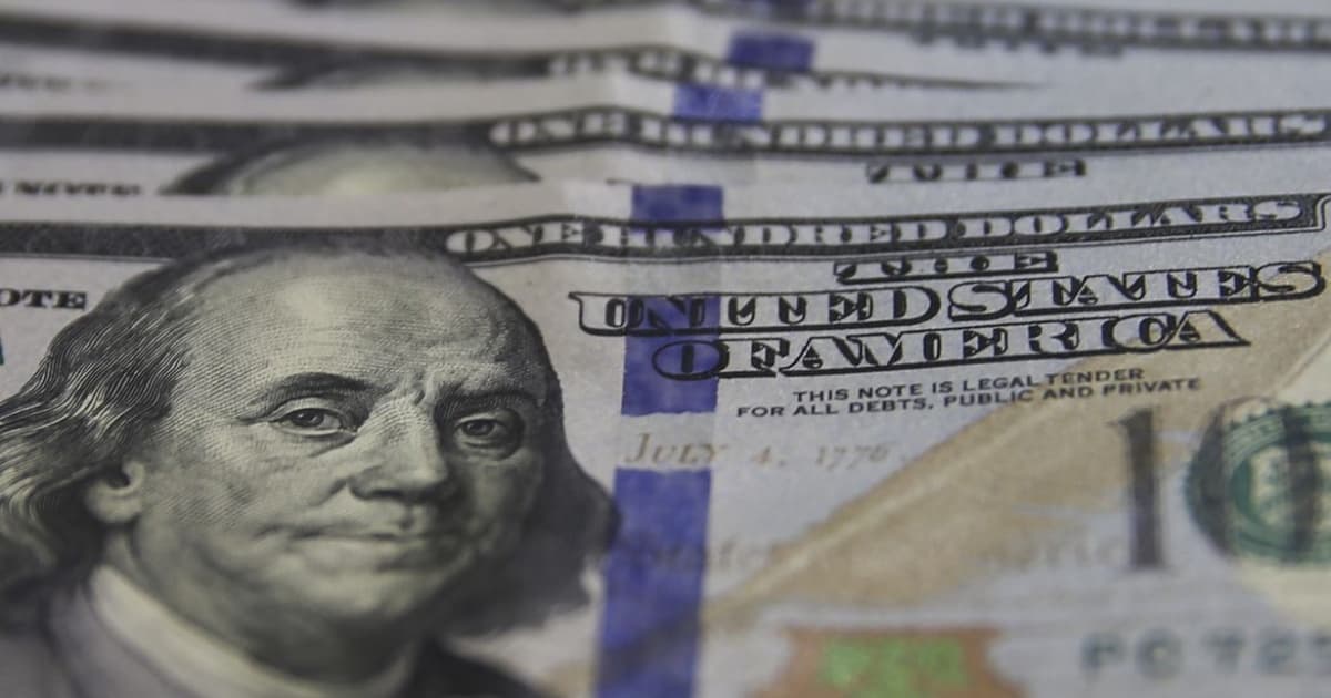 Dólar acompanha exterior e recua com alívio de receio sobre Fed