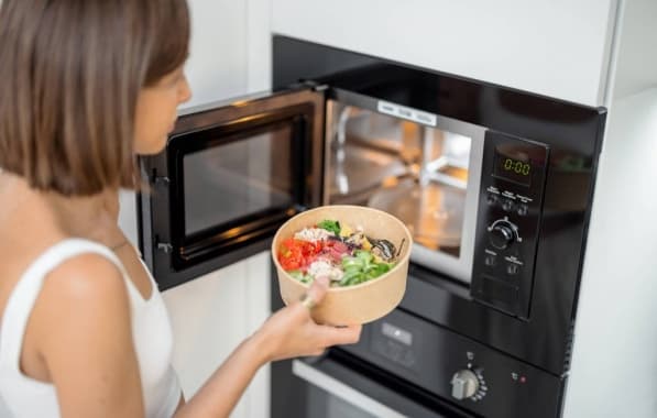 Usar potes plásticos no microondas pode intoxicar comida, revela pesquisa