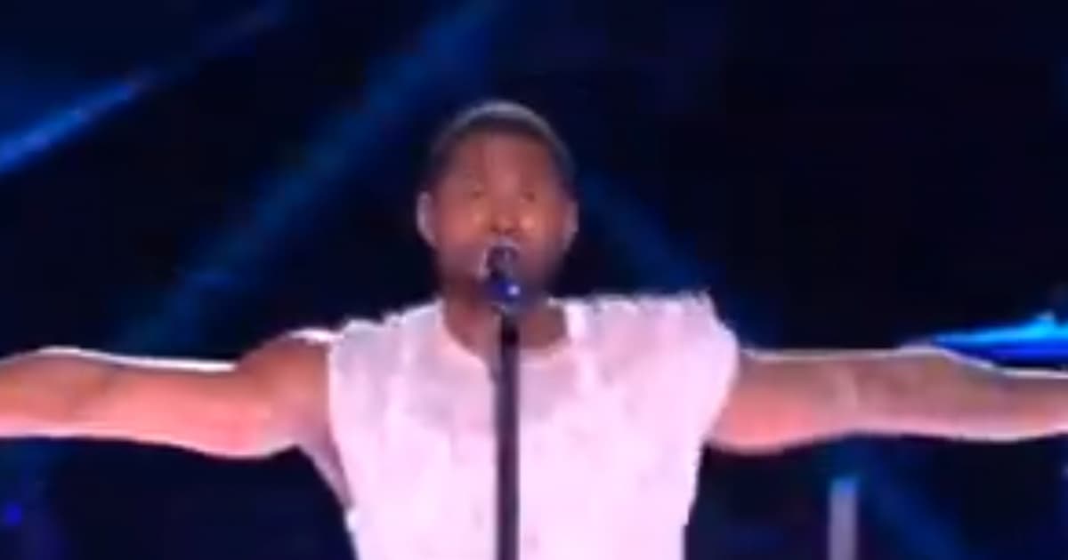 Usher e Alicia Keys fazem show morno com 'strip-tease' durante o Super Bowl