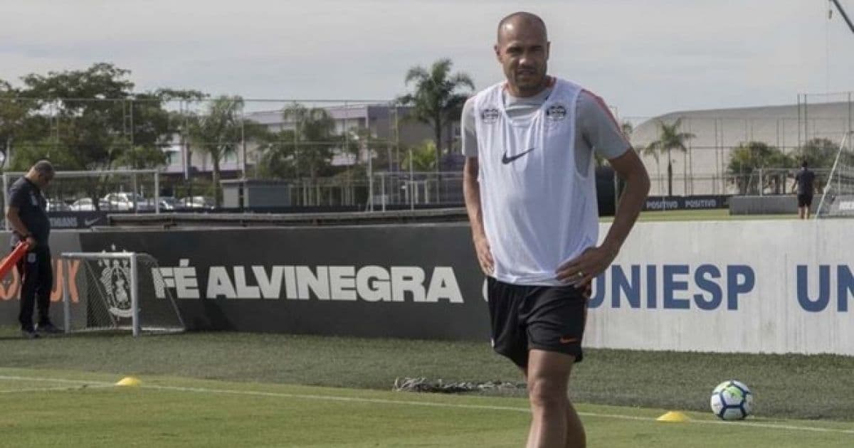 Sem espaço, Roger rescinde contrato com Corinthians