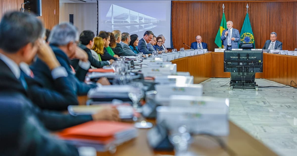 Lula cobra de ministros mais viagens e defesa do governo em meio a queda de popularidade