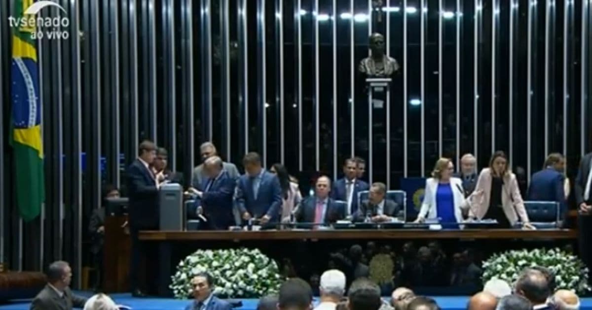 Sob suspeita de fraude, Maranhão rasga cédulas e anuncia nova votação no Senado