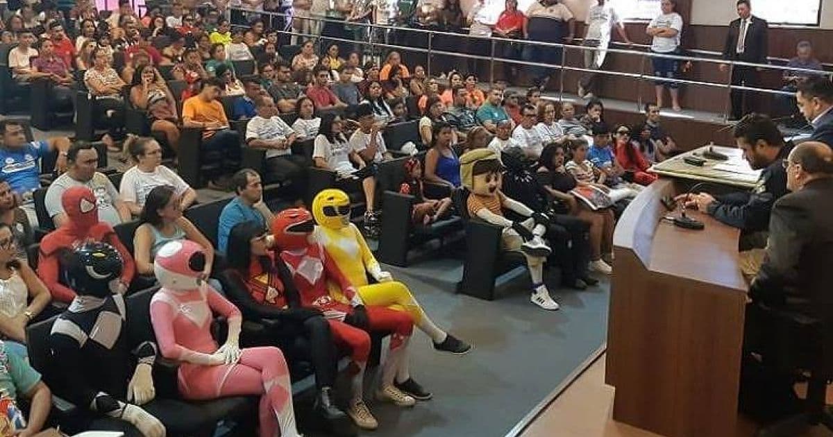 Super-heróis lotam Câmara de Fortaleza para apoiar regulamentação do trenzinho da alegria