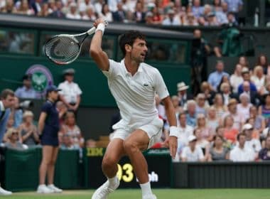 Com teto fechado, Djokovic bate Rafael Nadal e volta à final de Wimbledon