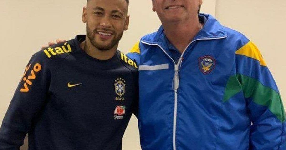 Bolsonaro visita Neymar em clínica de Brasília