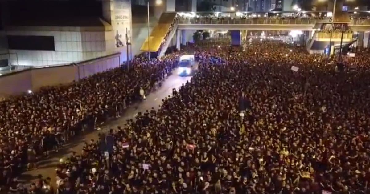 Manifestantes dão passagem para ambulância em Hong Kong e vídeo viraliza