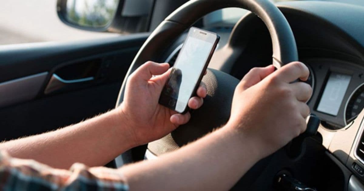 Um em cada cinco brasileiros admite usar o celular enquanto dirige