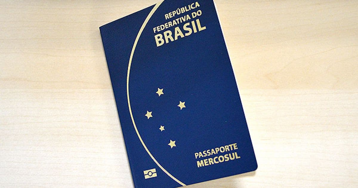 Bolsonaro diz que formulário de passaportes adotará termos 'pai' e 'mãe'