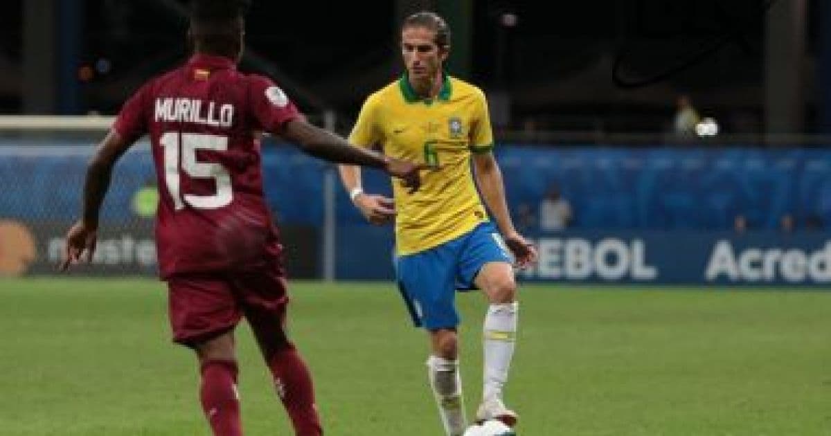 Flamengo adota cautela, 'esconde jogo', mas fica mais perto de Filipe Luis