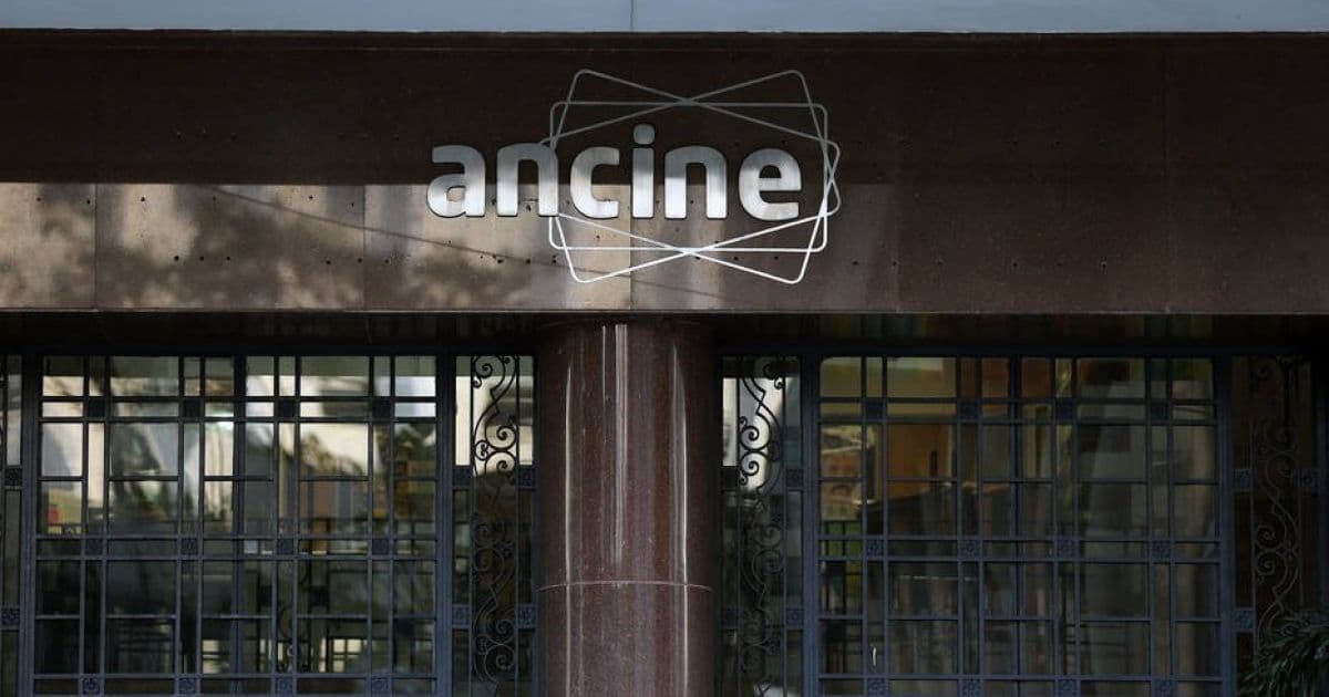 'Vamos fechar a Ancine ou não?', pergunta Bolsonaro a simpatizantes
