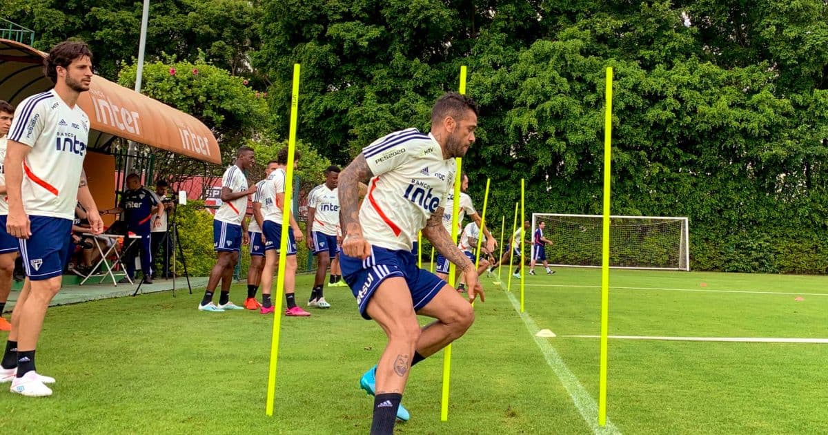 Daniel Alves participa de treino do São Paulo e pode enfrentar o Cruzeiro