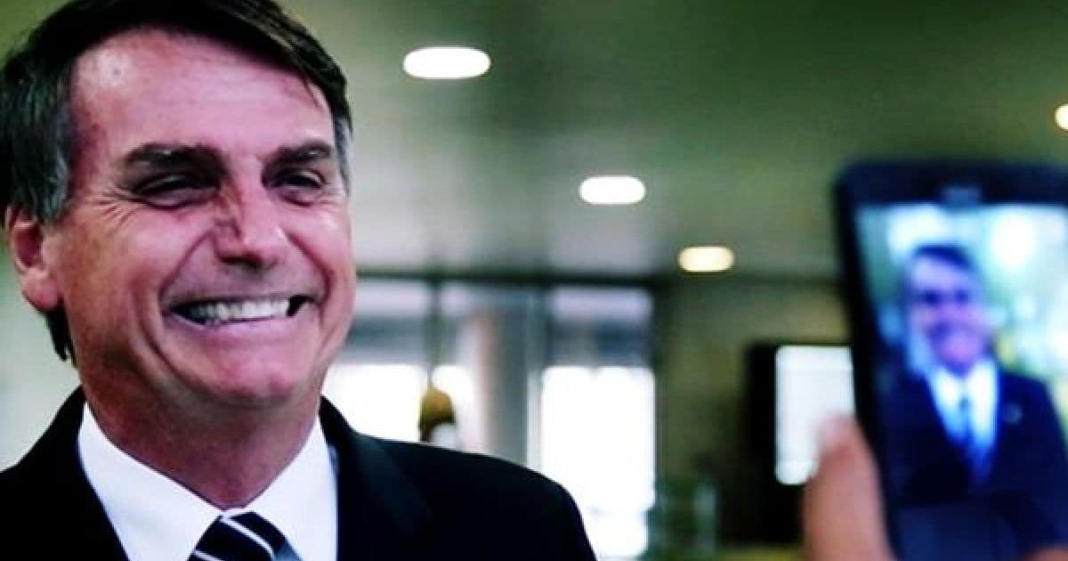 Bolsonaro esvazia comunicação oficial, infla redes socias e atua como porta-voz