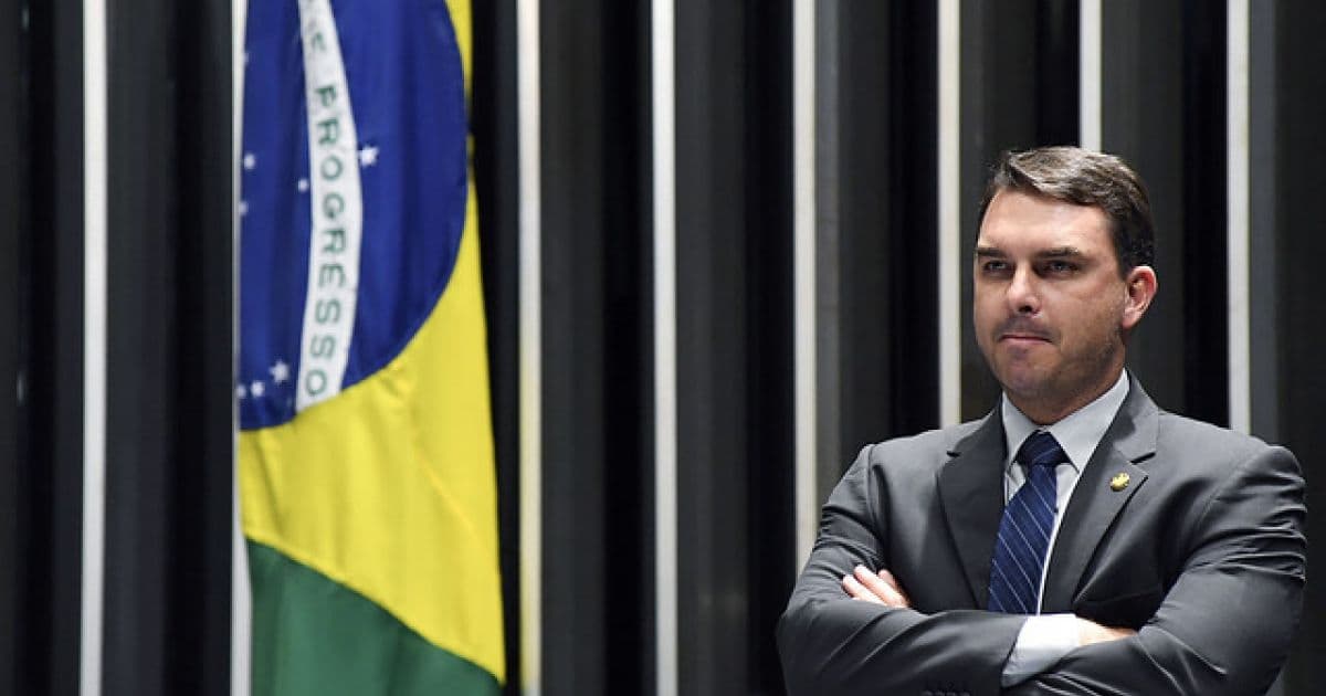 Medida sancionada por Bolsonaro limita atuação de juiz 'linha dura' no caso Flávio