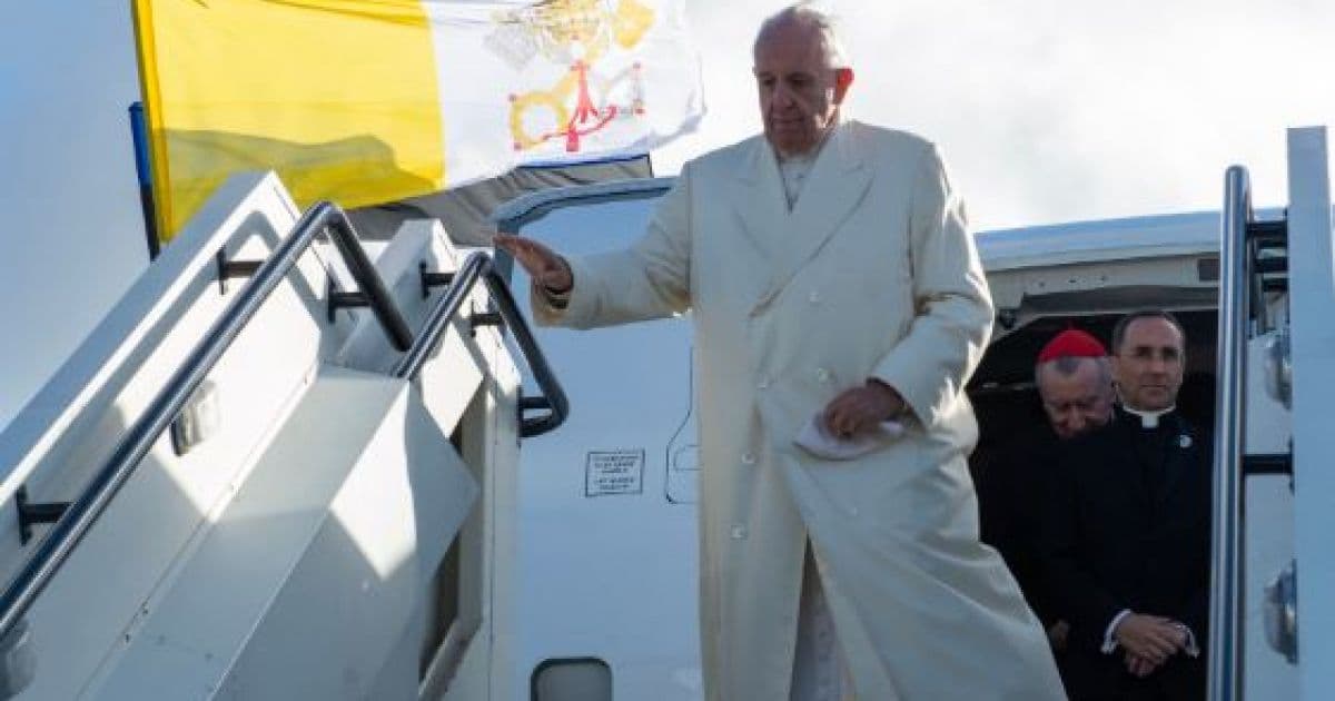 Papa Francisco dá tapa na mão de mulher ao ser agarrado no Vaticano