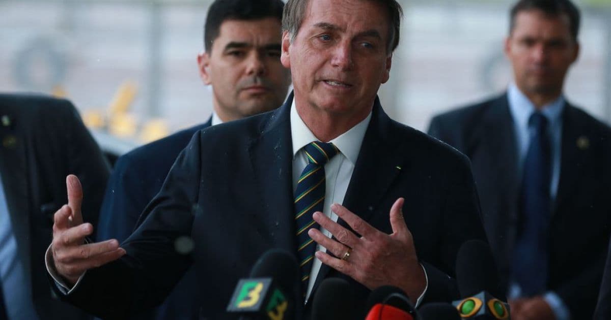 Bolsonaro afirma que 'jamais' pediria a Trump para mudar tratamento dado a deportados brasileiros