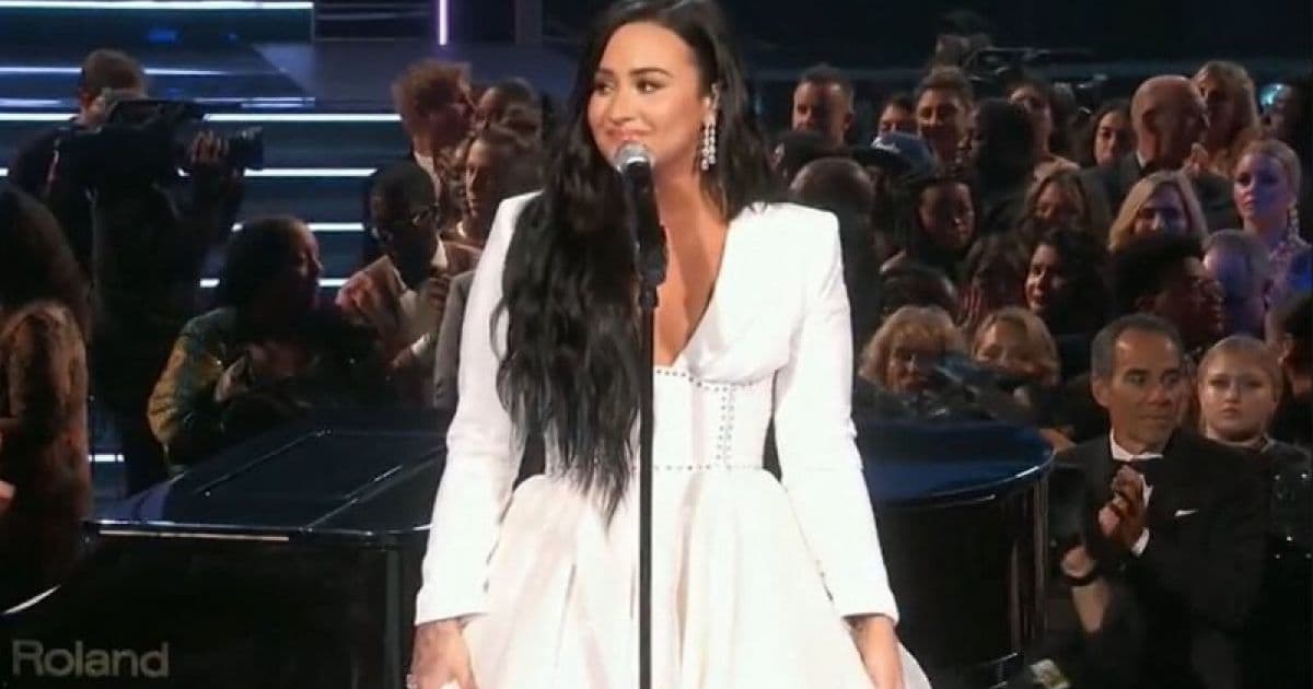 No Grammy, Demi Lovato chora em sua volta à música após overdose