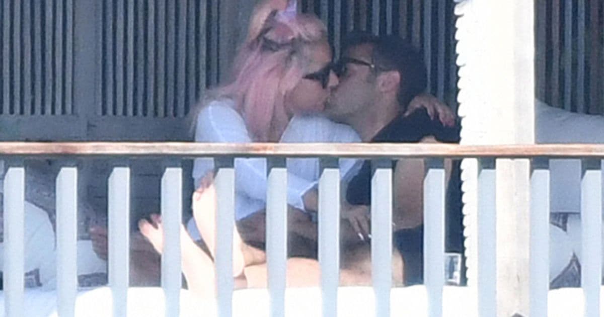 Lady Gaga é flagrada aos beijos com empresário momentos antes do Super Bowl