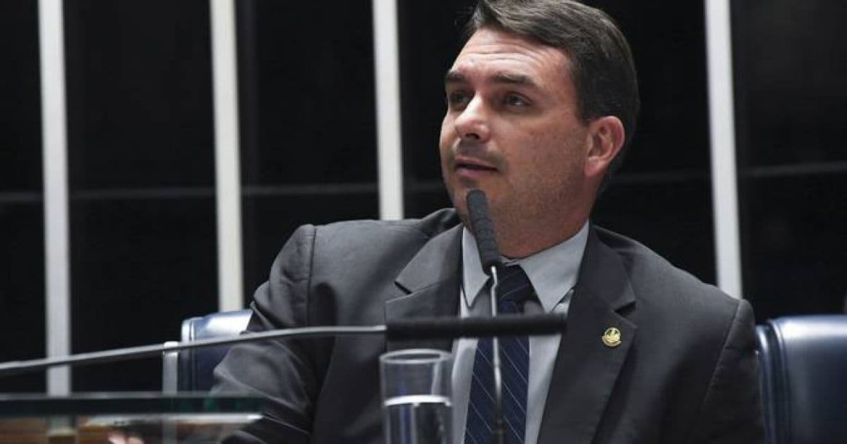 Partidos de oposição entram com pedido de cassação do senador Flávio Bolsonaro