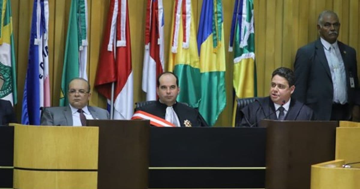 Presidente da OAB homenageia mulheres e alfineta Bolsonaro em posse no TST