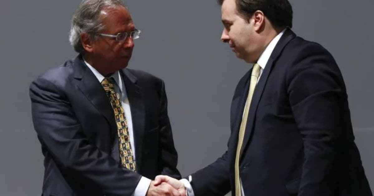 Maia critica lentidão do governo para pagar R$ 600; Guedes cobra Legislativo