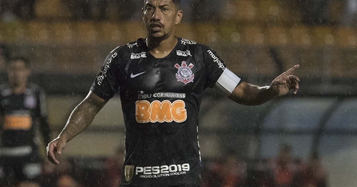 Avaí anuncia contratação do volante Ralf, ídolo do Corinthians