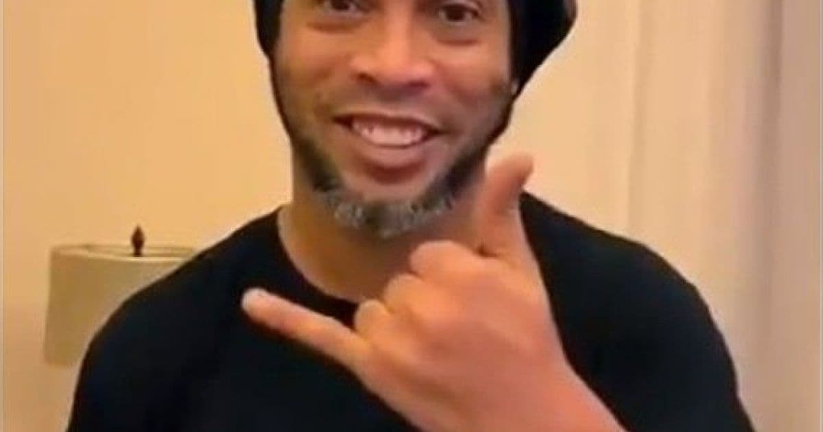 Ronaldinho volta ao Twitter após dois meses e dá boa sorte a magnata árabe