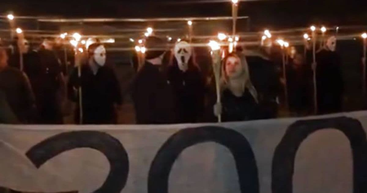 Grupo pró-Bolsonaro protesta em frente ao STF com tochas e máscaras