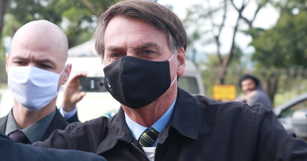 'Acabou matéria no Jornal Nacional', diz Bolsonaro após atraso de boletim do coronavírus