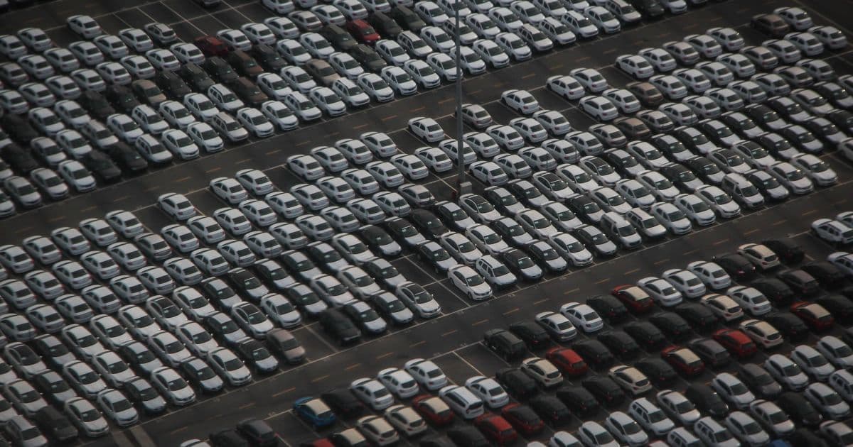 Quase 85% dos brasileiros descartam se endividar para comprar veículos ou imóvel, diz Febraban