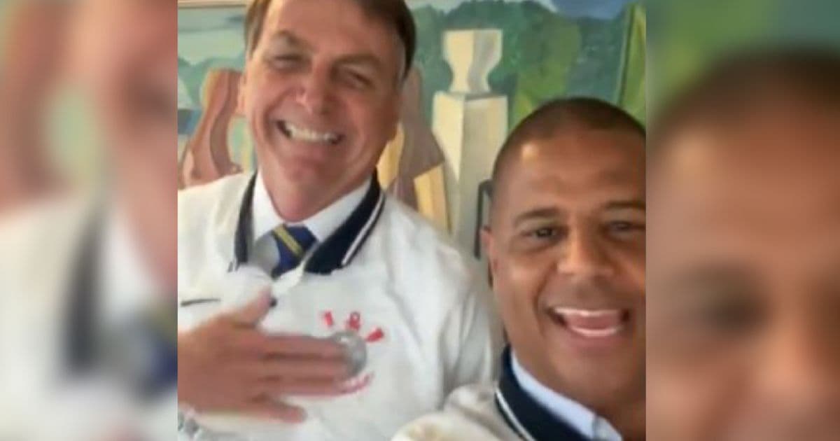 Bolsonaro recebe Marcelinho Carioca e veste camisa do Corinthians