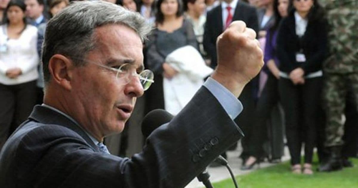 Justiça determina prisão domiciliar de ex-presidente colombiano Álvaro Uribe