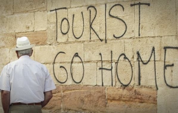 Davidson pelo Mundo: Tourist, Go Home!