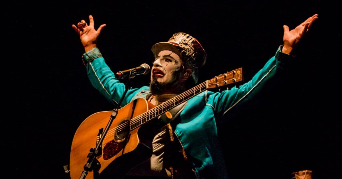 Teatro Mágico volta aos palcos com turnê pelo Brasil após cinco anos