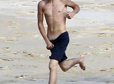 Justin Bieber se descuida e mostra pêlos pubianos em praia mexicana
