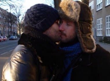 Alexandre Herchcovitch mostra apoio a Daniela Mercury beijando homem