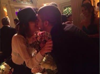 Caio Castro beija Maria Casadevall na frente de convidados e pede atriz em casamento