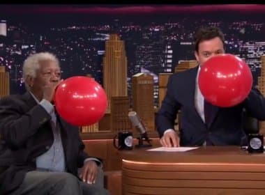 Morgan Freeman brinca com bexiga de gás hélio em programa; assista